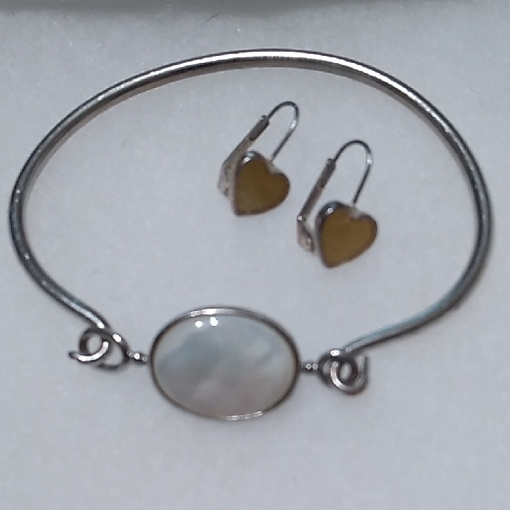 White Mother-of-Pearl Bangle with Yellow Heart Earrings